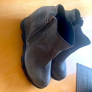 Gray Sorel Boots size 8. Some wear but still in great condition.